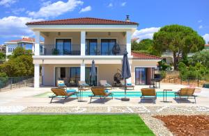 Gallery image of Villa MAGNIFICA with pool in Pinezici