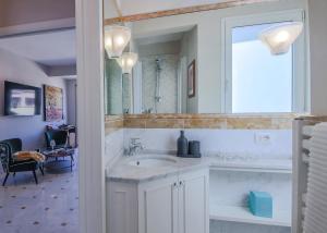 łazienka z umywalką i lustrem w obiekcie Apartments Florence - Florence Magic House we Florencji +19 zdjęć