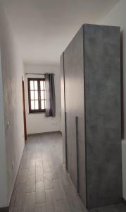 pasillo con puerta corredera en una habitación con ventana en Appartamento centrale, en SantʼAntìoco