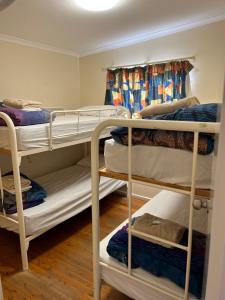 Двухъярусная кровать или двухъярусные кровати в номере Broken Hill Outback View Holiday Park