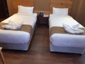 Postel nebo postele na pokoji v ubytování Nirvana Inn