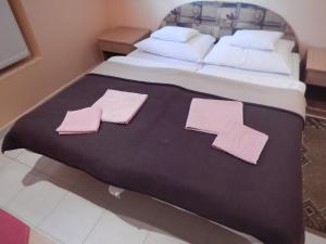 Posteľ alebo postele v izbe v ubytovaní Penzión a reštaurácia pod Hradom, Turńa nad Bodvou