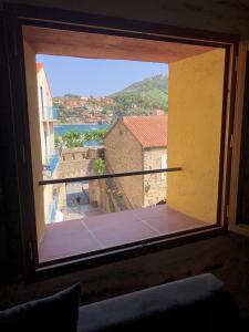 uma janela com vista para uma cidade a partir de um edifício em Fenêtre sur Collioure em Collioure