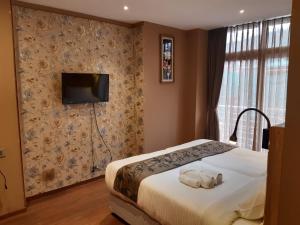 Postel nebo postele na pokoji v ubytování Nirvana Inn