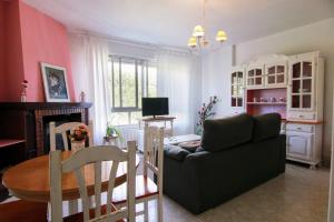 sala de estar con sofá y mesa en ALBAREÍLLA by #cherrygredos en El Arenal