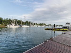 un port de plaisance avec des bateaux dans l'eau et un quai dans l'établissement Mzingazi Accommodation, à Richards Bay