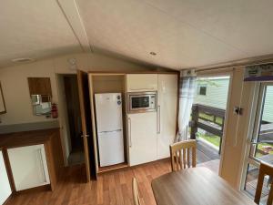 Dapur atau dapur kecil di 2-Bedroom Parkhome in Uddingston, Glasgow