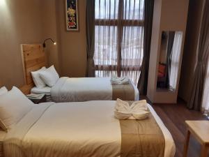 Postel nebo postele na pokoji v ubytování Nirvana Inn