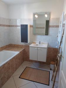 Phòng tắm tại Charmante maison Leucate avec garage, à proximité de la plage +9 ảnh