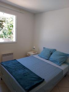 Giường trong phòng chung tại Charmante maison Leucate avec garage, à proximité de la plage