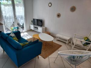 TV/trung tâm giải trí tại Charmante maison Leucate avec garage, à proximité de la plage