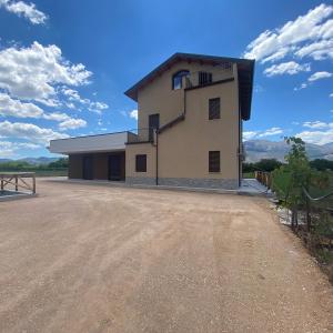 a house with a dirt road in front of it at Agriturismo I 3 Fratelli in Sala Consilina