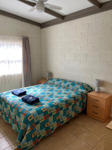 Кровать или кровати в номере Broken Hill Outback View Holiday Park