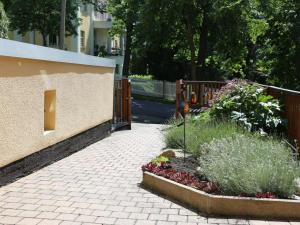 un giardino con passerella in mattoni accanto a una recinzione di Ferienhaus Ochsenauge a Weimar