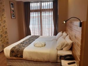 Postel nebo postele na pokoji v ubytování Nirvana Inn