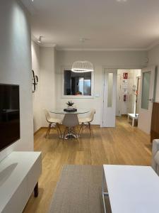 eine Küche und ein Esszimmer mit Tisch und Stühlen in der Unterkunft Apartamento Lujo PLAYAGRANADA, Blue&Green in Motril