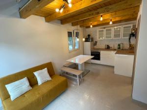 ein Wohnzimmer mit einem Sofa und einer Küche in der Unterkunft Bovec Relax in Bovec