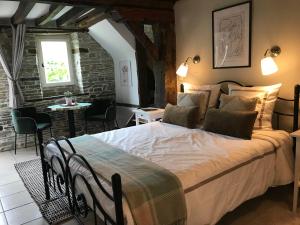 Łóżko lub łóżka w pokoju w obiekcie La Paix, Gîte bucolique en Normandie