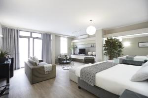Llit o llits en una habitació de The Hyde All Suite Hotel