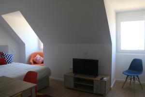 Maraveiro House في أفيرو: غرفة نوم بسرير وتلفزيون بشاشة مسطحة
