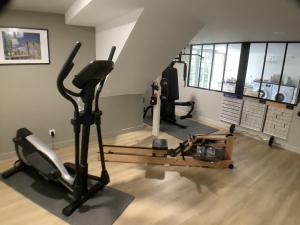 een fitnessruimte met twee loopbanden en een loopband bij Studio du Domaine de Ludeye in Listrac-Médoc