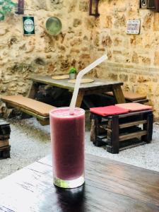 una bebida sentada en una mesa con una pajita en Kuyu Beergarden Hostel, en Antalya