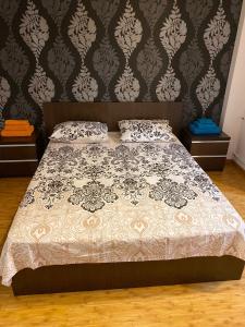 1 dormitorio con 1 cama con 2 almohadas en Bucharest Apartment near the center, subway, mall and park en Bucarest