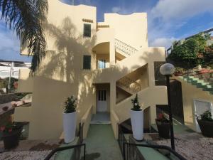 una villa con scala che conduce a una casa di Relais Villa agave a Ischia