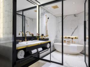 Uma casa de banho em The Murray, Hong Kong, a Niccolo Hotel