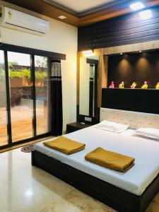 Tempat tidur dalam kamar di Slice Of Heaven.3-Bedroom Villa with Pool & Gazebo