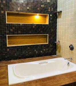 Ένα μπάνιο στο Slice Of Heaven.3-Bedroom Villa with Pool & Gazebo
