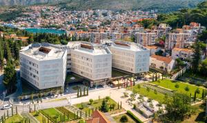 uma vista aérea de dois edifícios brancos numa cidade em Akademis Academia em Dubrovnik