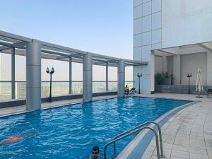 una gran piscina en la parte superior de un edificio en Cozy Studio in Downtown Dubai, en Dubái