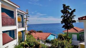 widok na ocean pomiędzy budynkami w obiekcie Porto Skala Village Hotel w mieście Skála Kefalonias
