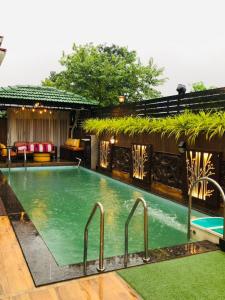 una piscina en medio de una casa en Slice Of Heaven.3-Bedroom Villa with Pool & Gazebo, en Lonavala