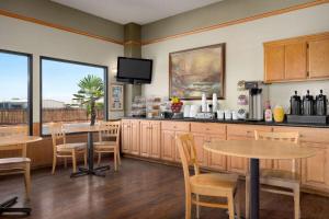 Restaurant o un lloc per menjar a Super 8 by Wyndham Lindsay Olive Tree