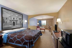 Gallery image of Super 8 by Wyndham San Antonio/Riverwalk Area in San Antonio