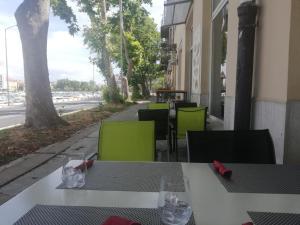 Reštaurácia alebo iné gastronomické zariadenie v ubytovaní Apartman Pegla