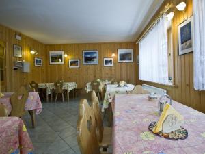コシチェリスコにあるWilla u Krzeptowskichのダイニングルーム(テーブル、椅子付)、テーブル、テーブルトップが備わる部屋