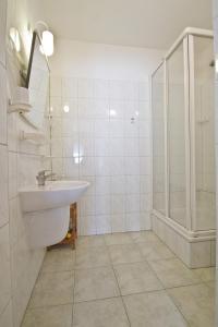 a white bathroom with a sink and a shower at Willa u Krzeptowskich in Kościelisko