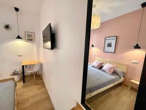 Łóżko lub łóżka w pokoju w obiekcie OPERA ROOMS