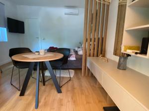 a dining room with a table and chairs in a room at Artatore24 - Modern and stylish Apartments in Mali Lošinj
