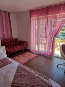 Posezení v ubytování Villa Relax , with seaview and two pools near beach