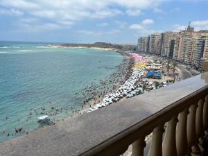 Blick auf einen Strand mit vielen Menschen in der Unterkunft شقق بانوراما شاطئ الأسكندرية كود 12 in Alexandria