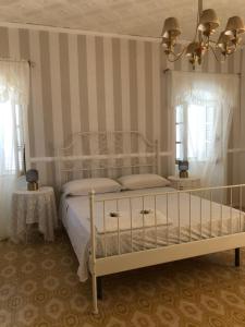 A bed or beds in a room at Casa Relax, un uliveto sul mare.