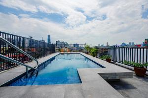 a swimming pool on the roof of a building at Super OYO Capital O 232 Nest Nano Suites Fort in Manila