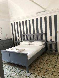 A bed or beds in a room at Casa Relax, un uliveto sul mare.