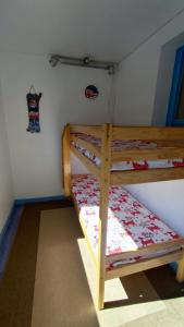 - une chambre avec 2 lits superposés dans l'établissement La Foux d'Allos - Studio 4 couchages, très proche centre station, à La Foux