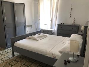 A bed or beds in a room at Casa Relax, un uliveto sul mare.