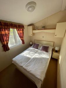 Llit o llits en una habitació de MIĘDZY NAMI domki nad jeziorem